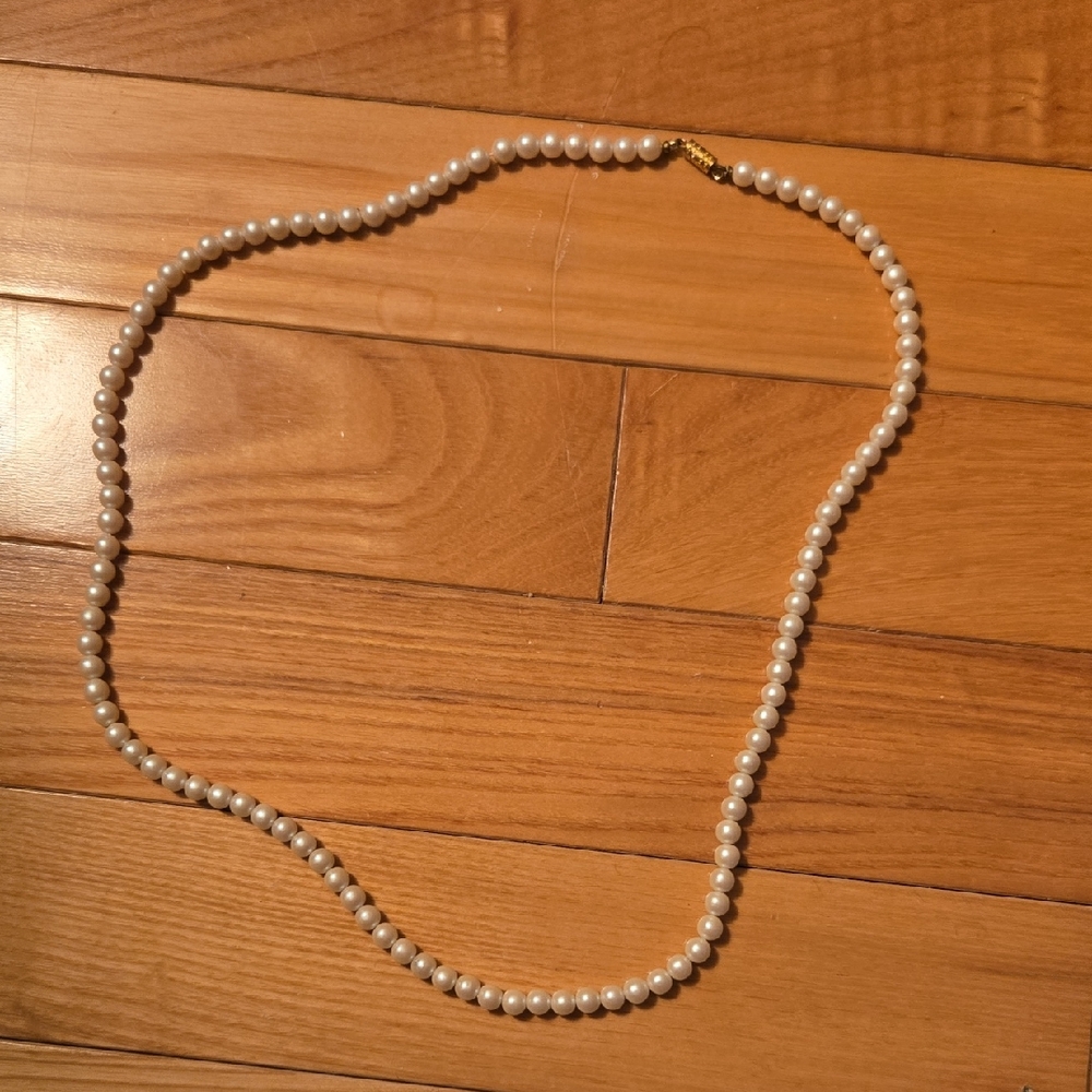 Elegant Faux White Pearl Necklace